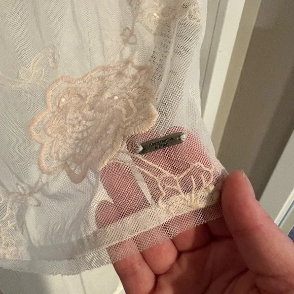 Elegant Lace and sequin Floral Top by Abercrombie and Fitch - Picture 3 of 5